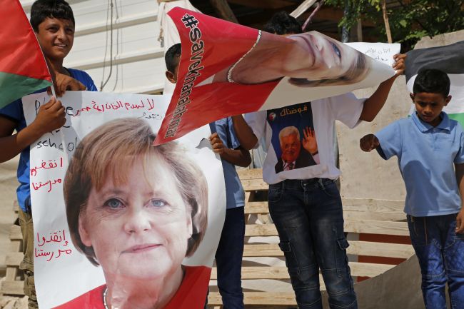 Palestínske deti požiadali Merkelovú, aby zachránila ich osadu pred zničením