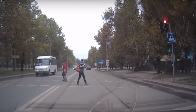 Video: Chodec sa snažil potrestať neposlušného vodiča. Karma však niekedy nefunguje