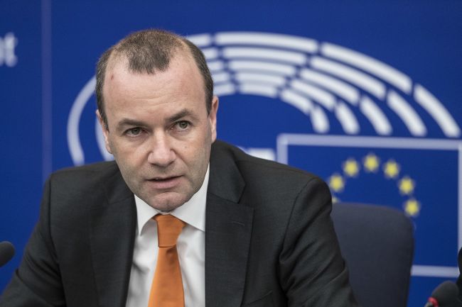 Manfred Weber žiada v prípade Kuciak prešetriť väzby Kočnera na Smer-SD
