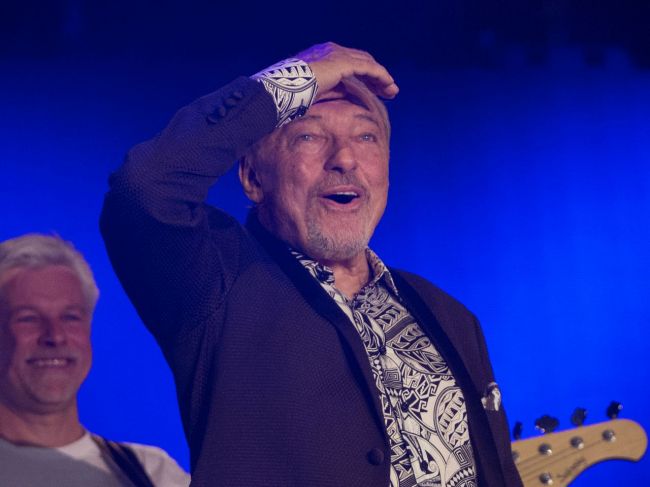 Karla Gotta zradilo zdravie, musel zrušiť účasť na pražskom koncerte Alphavillle