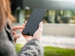 Chodcom hľadiacim do mobilov budú v Litve hroziť pokuty