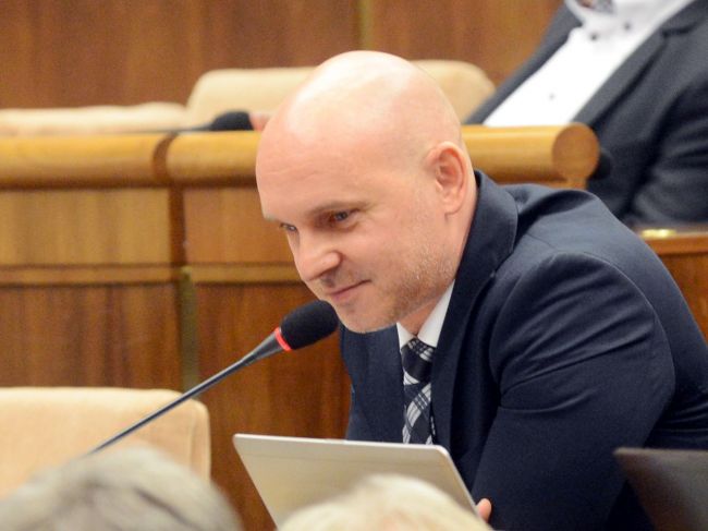 Gröhling chce otvoriť trh s učebnicami a umožniť školám si ich vyberať