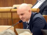 Gröhling chce otvoriť trh s učebnicami a umožniť školám si ich vyberať