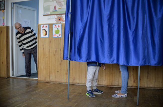 Hlasujúci Rumuni podporili novú definíciu manželstva, plebiscit je však neplatný