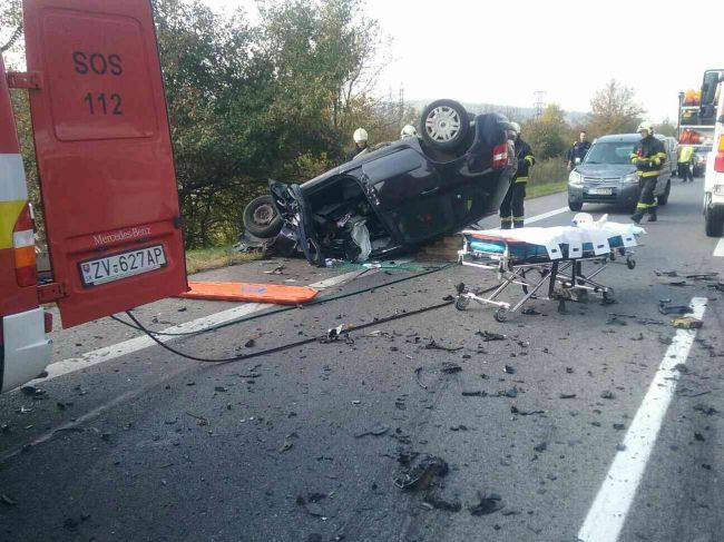 Hasiči zasahujú pri zrážke osobného auta s kamiónom, hlásia mŕtvych