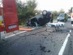 Hasiči zasahujú pri zrážke osobného auta s kamiónom, hlásia mŕtvych