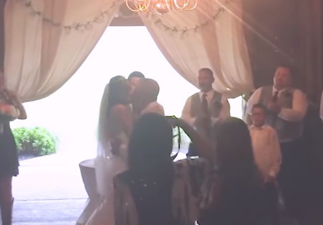 Video: Takto by sa svadobný fotograf nemal správať