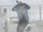 Video: Meteorológ riskoval svoj život. Po tomto si musel zobrať helmu