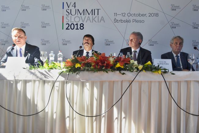 Prezidenti V4 vyhlásili, že migrantom treba pomáhať v krajinách ich pôvodu