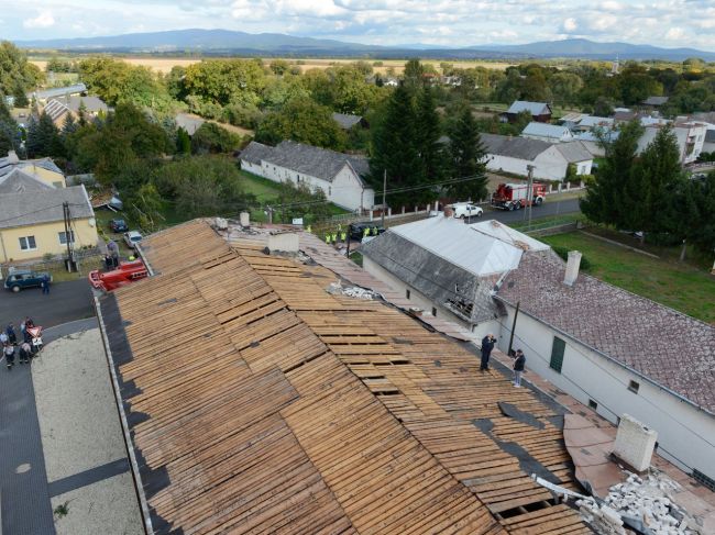 Následky veternej smršte v Lekárovciach odstraňovalo 100 vojakov