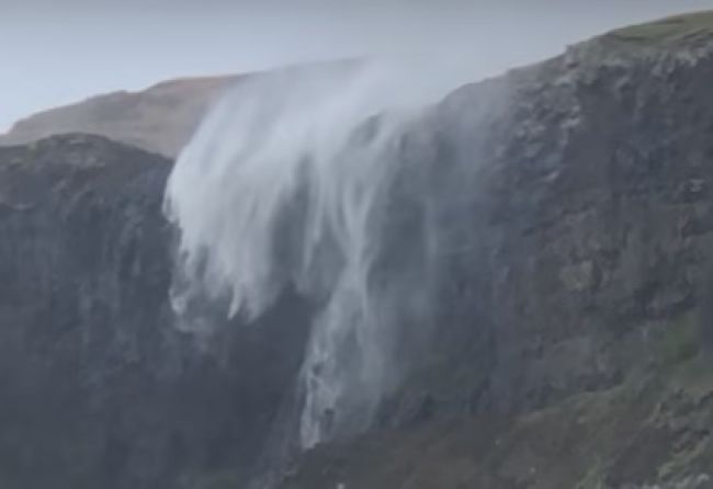 Video: Vodopád odolávajúci gravitačnej sile – ako je to možné?
