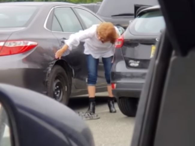 Video: Žena na parkovisku viackrát nabúrala do auta. Neuveríte, ako to chcela zamaskovať!
