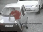 Video: Muž sa mu hodil na kapotu. Vodič auta s ním však nemal zľutovanie