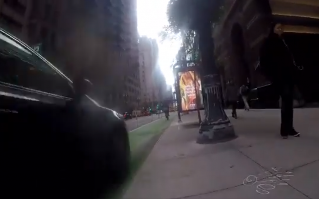 Video: Vodič si chcel skrátiť cestu cez cyklochodník. Okamžite to oľutoval