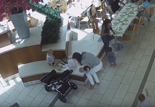 Video: Matka si všimla, že sa s jej dcérou niečo deje. Zasiahnuť museli policajti