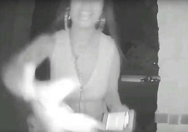 Video: Žena nechala pred dverami neznámeho domu 2-ročného chlapca. Polícia po nej pátra
