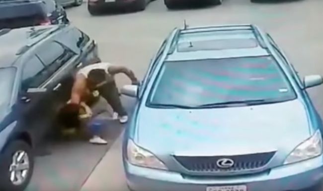 Video: Bitka kvôli parkovaciemu miestu: Chlap surovo zmlátil bezbrannú ženu!