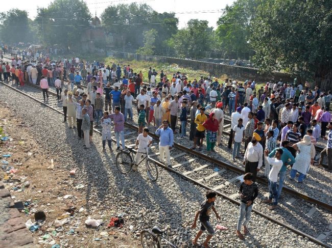 VIDEO: Pri náraze vlaku do davu ľudí zahynulo viac ako 60 osôb
