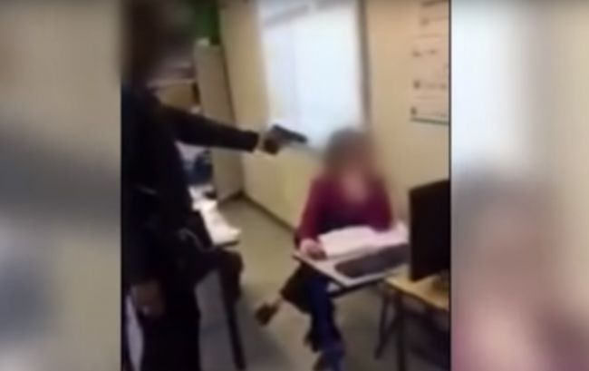 Video: Mladík na učiteľku vytiahol falošnú zbraň. Jeho požiadavke nebudete veriť!