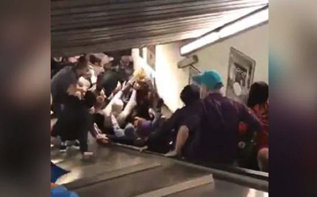 Video: Eskalátor pripravil muža o nohu, viac než 20 ľudí je zranených