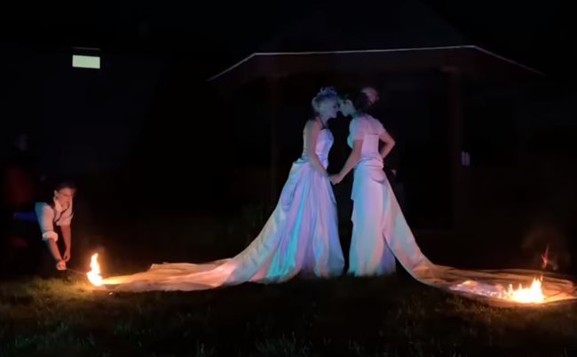 Video: Nebezpečný svadobný obrad: Na jeho konci podpálili obidve nevesty!