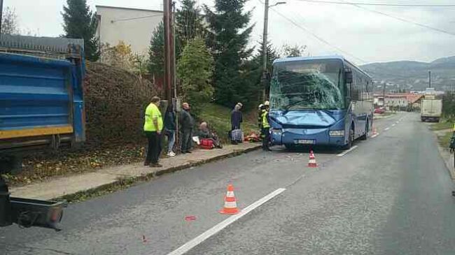 V Kysuckom Novom Meste sa zrazilo nákladné auto s autobusom