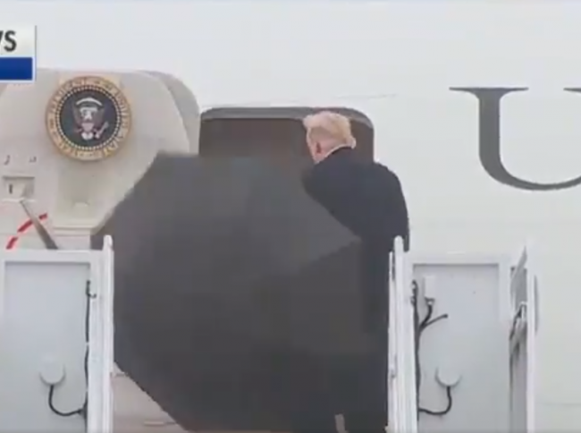 Video: Donald Trump dostal do ruky dáždnik. Neuveríte, čo s ním robil