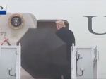 Video: Donald Trump dostal do ruky dáždnik. Neuveríte, čo s ním robil