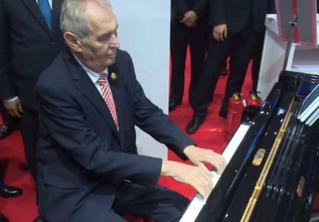 Video: Zeman sa v Šanghaji stretol s čínskym prezidentom; zahral mu na klavíri