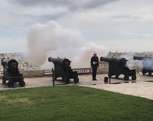 Video: Vojak na ceremoniále odpálil kanón. To, čo nasledovalo, je čistá katastrofa