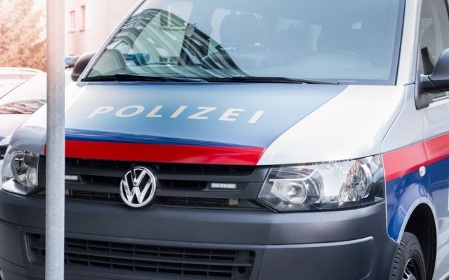 Rakúski policajti museli "prebudeného" Slováka "upokojiť" štipľavým sprejom
