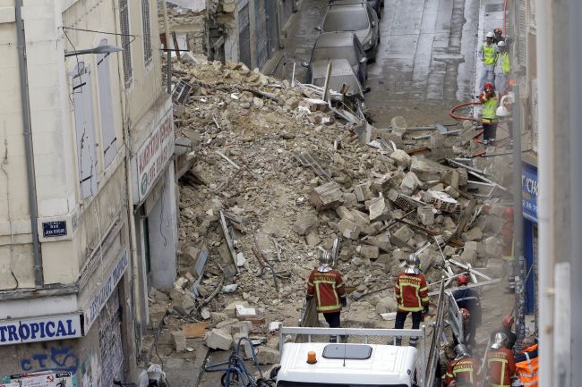 Pod ruinami zrútených domov v Marseille našli telo muža
