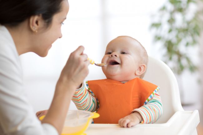 Pediatri odporúčajú matkám prehodnotiť stravovanie svojich detí