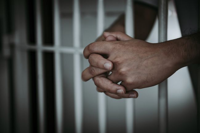 Odsúdený gangster si vo väzení užíval šašlik a kaviár, teraz je na samotke