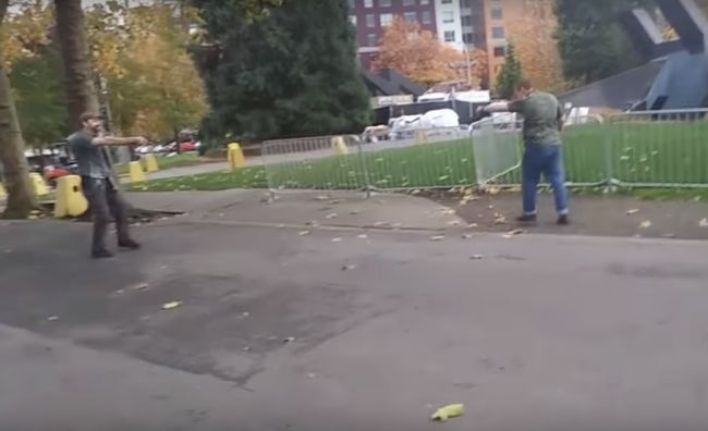 Video: Ak by tento hrdina z ulice nemal pri sebe zbraň, všetko by mohlo skončiť inak