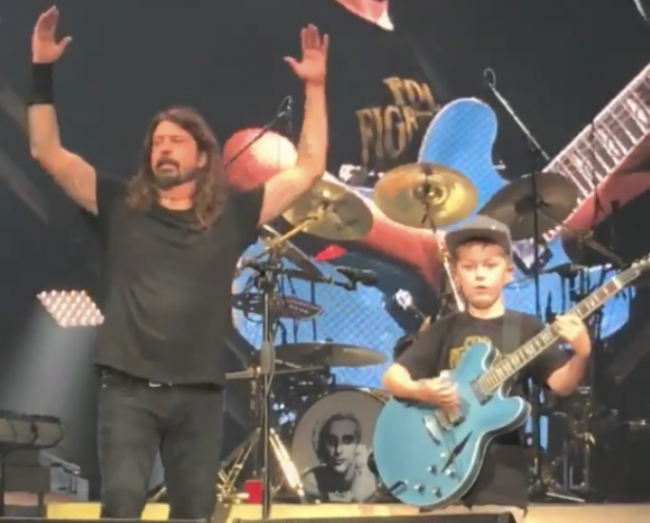 Video: Foo Fighters vytiahli na pódium 10-ročného chlapca. Takúto pecku od neho nečakali
