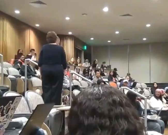 Video: Študentka si nechcela zložiť nohy z lavice. Učiteľka ju radikálne skrotila