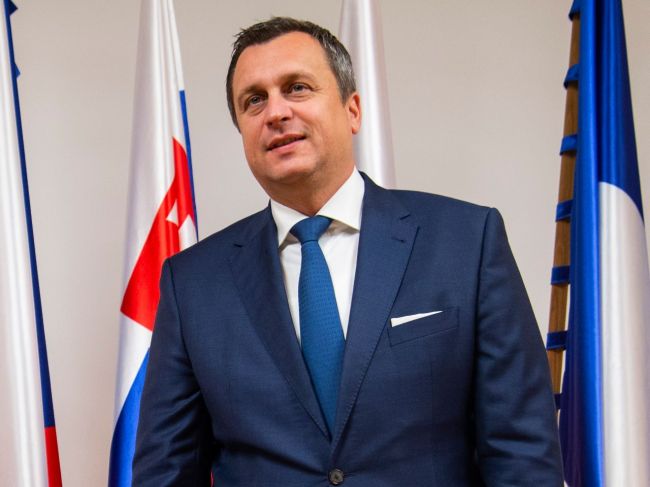 Opozícia vyzýva Andreja Danka, aby sa pre rigoróznu prácu vzdal svojej funkcie