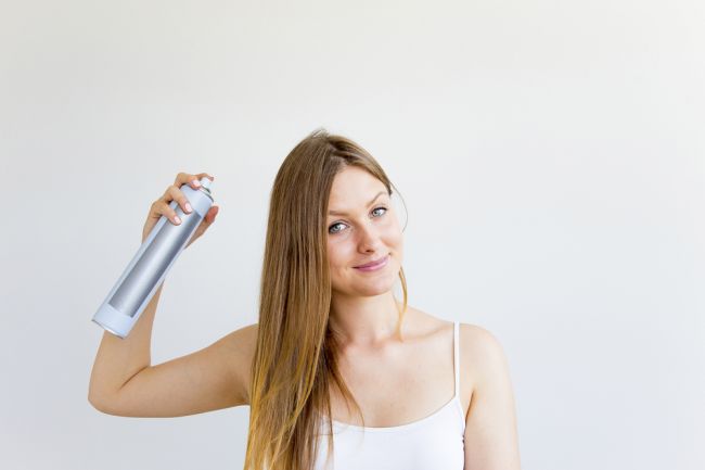 Suchý šampón: Ako často ho používať a do akej miery poškodzuje vlasy?
