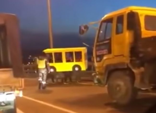 Video: Rusi chceli silou-mocou prejsť cez most pre vozidlá. Prezliekli sa teda za autobus