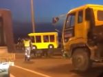 Video: Rusi chceli silou-mocou prejsť cez most pre vozidlá. Prezliekli sa teda za autobus