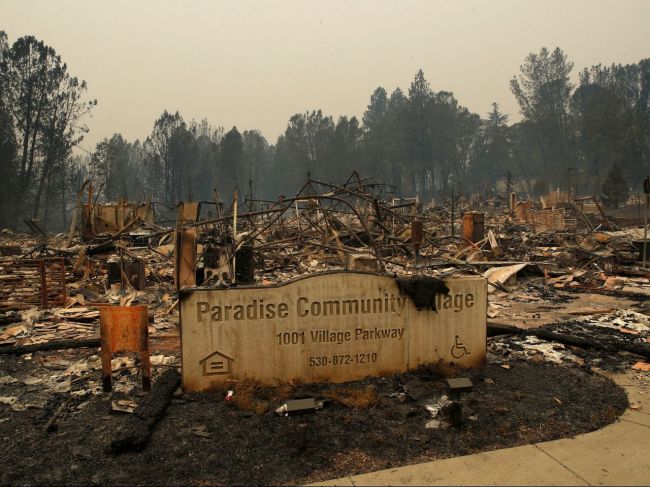 Počet obetí požiaru na severe Kalifornie stúpol na 63, nezvestných je 631 ľudí