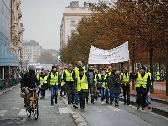 Počas protestov proti daniam na pohonné hmoty prišla o život žena