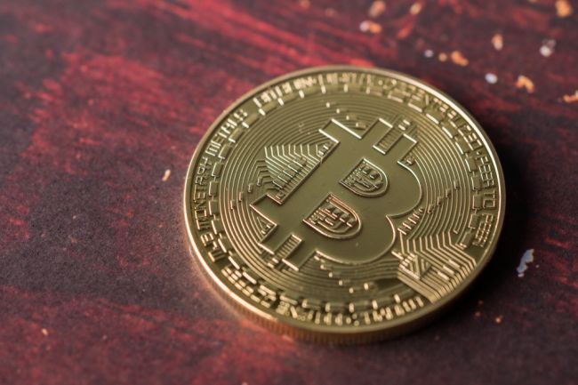 Prudký pád bitcoinu pokračuje, jeho kurz klesol pod 4225 USD