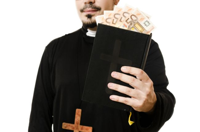 Odvolali kňaza, ktorý spreneveril v internetovej lotérii 120.000 eur