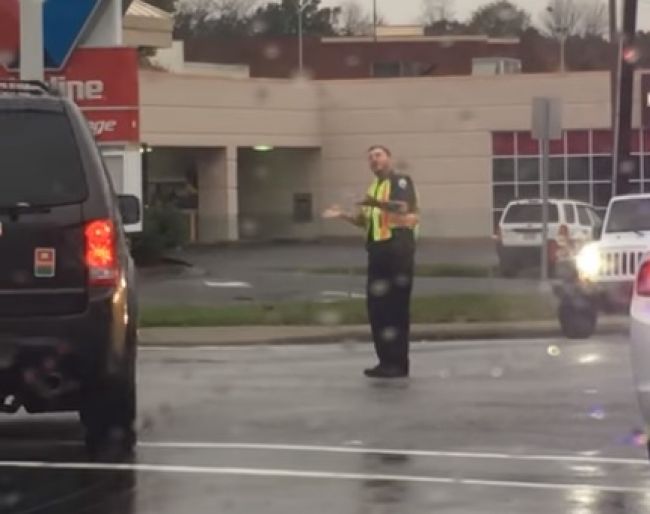 Video: Takéto riadenie premávky policajtom by si užil každý účastník