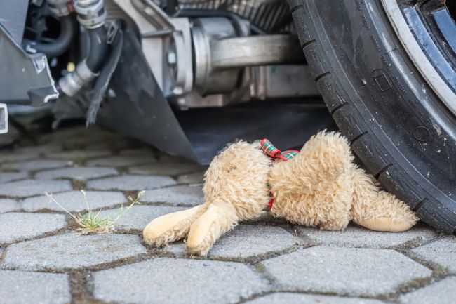 Vodič auta zrazil na priechode pre chodcov dve deti