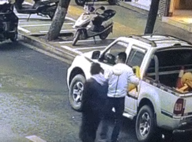Video: Dvaja muži dali policajtom peknú príučku