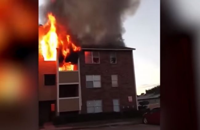 Video: Požiar budovy prinútil vyskákať z poschodia 6 ľudí vrátane dieťaťa