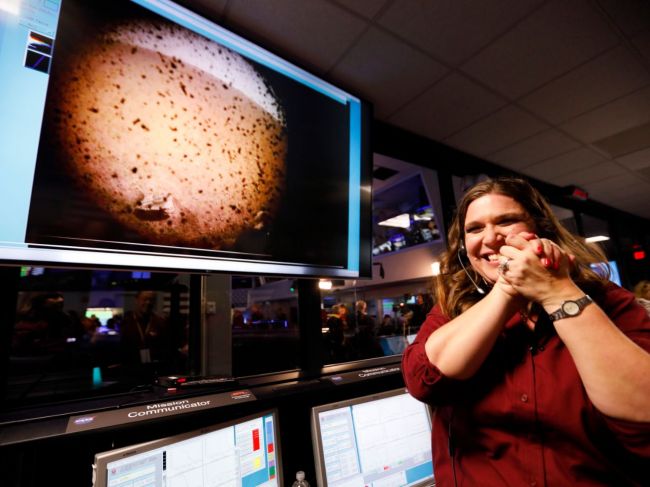 Sonda InSight poslala z Marsu na Zem prvé snímky